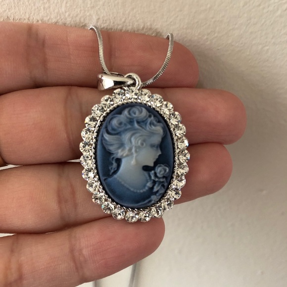 Necklace with cameo pendant - Picture 7 of 8